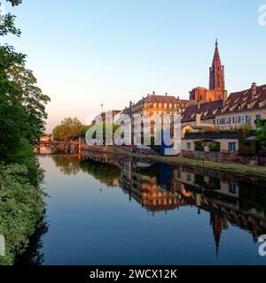 La France, Bas Rhin, Strasbourg, vieille ville classée au Patrimoine Mondial de l'UNESCO, Quai au sable et de la Cathédrale Notre-Dame Banque D'Images