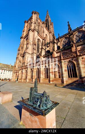 France, Bas Rhin, Strasbourg, vieille ville classée au patrimoine mondial de l'UNESCO, place du Château, maquette en bronze (2015) pour le millénaire des fondations de la cathédrale et de la cathédrale notre Dame Banque D'Images