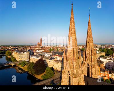 France, Bas Rhin, Strasbourg, quartier de Neustadt datant de l'époque allemande inscrit au patrimoine mondial de l'UNESCO, église Saint-Paul, ancienne église protestante de garnison (1897) et cathédrale notre-Dame en arrière-plan Banque D'Images