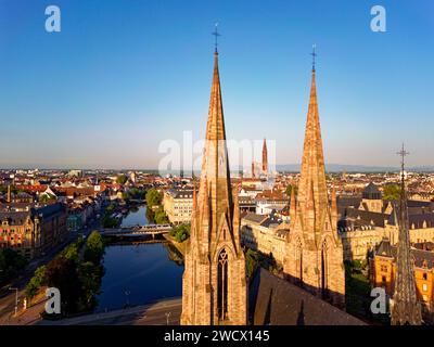 France, Bas Rhin, Strasbourg, quartier de Neustadt datant de l'époque allemande inscrit au patrimoine mondial de l'UNESCO, église Saint-Paul, ancienne église protestante de garnison (1897) et cathédrale notre-Dame en arrière-plan Banque D'Images