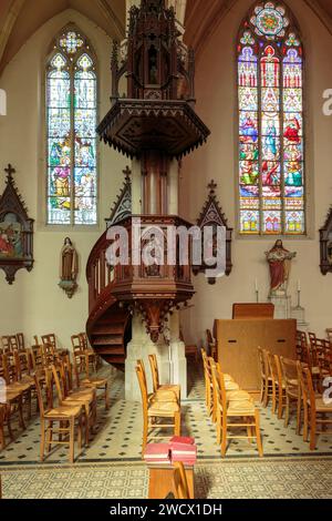 France, Moselle, Delme, St. Eglise Germain construite en 1859 dans le style néogothique, chaire dans la nef, chemin de Croix et vitraux Banque D'Images