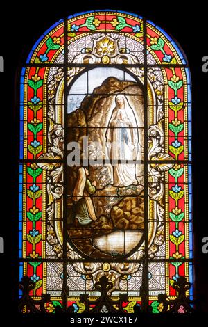 France, Meurthe et Moselle, Clerey sur Brenon, église St Elophe, vitrail du maître verrier de Nancy Victor Honer réalisé à la fin du 19e siècle représentant l'apparition de la Vierge Marie à Saint Bernadette Soubirous à Lourdes Banque D'Images