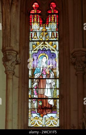 France, Moselle, Delme, St. Eglise Germain construite en 1859 dans le style néogothique, vitrail représentant Sainte Thérèse de Lisieux Banque D'Images