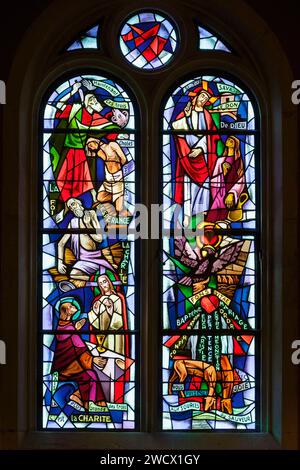 France, Meurthe et Moselle, Bouxières aux dames, église St Martin, vitrail réalisé par l'atelier Benoit Frères (atelier des frères Benoit) maîtres verriers à Nancy en 1954 représentant les trois vertus théologiques de la foi, de l'espérance et de la charité Banque D'Images