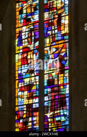 France, Vosges, Charmes, église St Nicolas construite en 1493 dans le style Renaissance, vitrail réalisé par des maîtres verriers de l'atelier barbecue à Paris en 1962-1963 représentant des motifs géométriques Banque D'Images