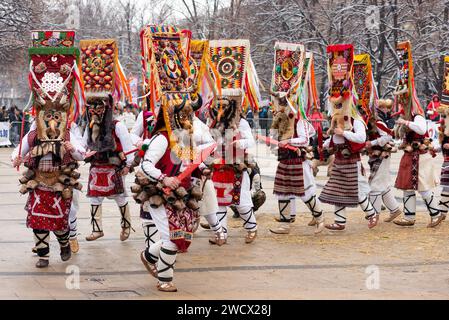 Danseurs masqués kukeri exécutant une danse rituelle au Surva International Mascarade and Mummers Festival à Pernik, Bulgarie, Balkans, Europe, UE Banque D'Images