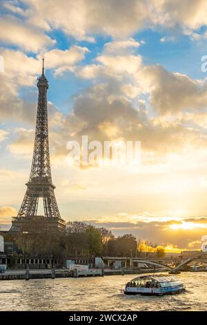 La France, Paris, les rives de la Seine inscrites au patrimoine mondial de l'UNESCO, une Péniche et la Tour Eiffel au coucher du soleil Banque D'Images