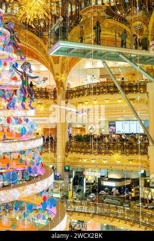 France, Paris, les Galeries Lafayette à Noël, l'arbre sous le dôme Banque D'Images