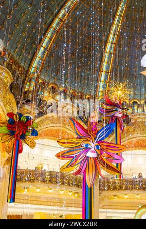 France, Paris, les Galeries Lafayette à Noël, l'arbre sous le dôme Banque D'Images