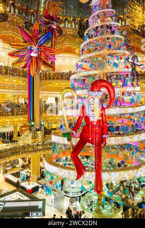 France, Paris, les Galeries Lafayette à Noël, l'arbre sous le dôme Banque D'Images