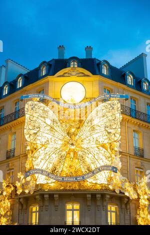 France, Paris, Avenue Montaigne, la boutique Christian Dior avec décorations de Noël Banque D'Images