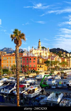 France, Alpes Maritimes, Côte d'Azur, Menton, le port et la vieille ville dominée par la basilique Saint Michel Archange Banque D'Images