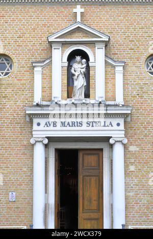 France, Nord, Dunkerque, chapelle notre-Dame des Dunes (19e siècle), façade en briques et portail construit en 1837 avec une statue de la Vierge Banque D'Images