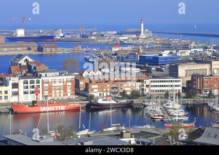 France, Nord, Dunkerque, vue depuis le beffroi Saint-Éloi du port de plaisance, le phare Sandettié (1947), la zone portuaire et le phare de Risban Banque D'Images