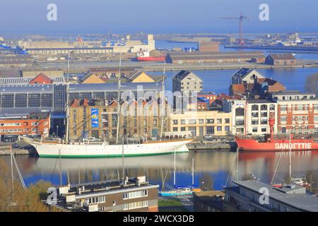 France, Nord, Dunkerque, vue depuis le beffroi de Saint-Éloi du port de plaisance avec le trois mâts Duchesse Anne (ancien navire-école de la marine marchande allemande de 1901) amarré devant le musée du Port de Dunkerque non loin du bateau Late Sandettié (1947) Banque D'Images