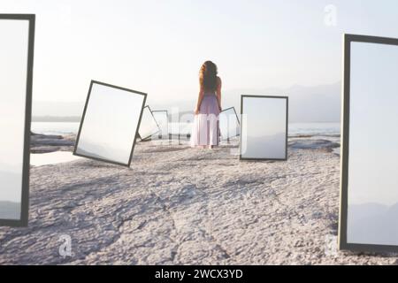 femme marchant vers l'infini traversant une rue avec des fenêtres surréalistes vers le ciel, concept abstrait Banque D'Images