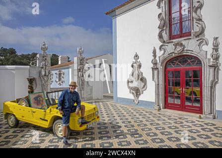 Portugal, Alentejo, Melides, le créateur de chaussures Christian Louboutin et son jaune mehari remplis d'objets décoratifs et garés devant la façade baroque de son boutique hôtel Vermelho Banque D'Images