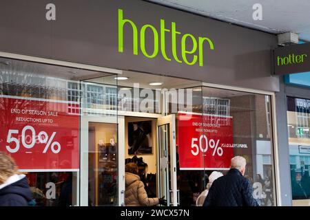 Magasinez sur le devant du magasin de chaussures « Hotter » à Exeter Devon, Royaume-Uni, avec des panneaux rouges « fin de saison » dans la vitrine Banque D'Images