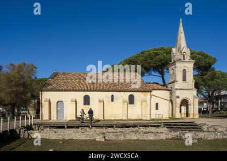 France, Gironde, bassin d'Arcachon, Andernos les bains, église romane Saint-Eloi du 11e siècle construite sur une partie des vestiges gallo-romains, point de relais pour le pèlerinage à Saint-Jacques-de-Compostelle Banque D'Images