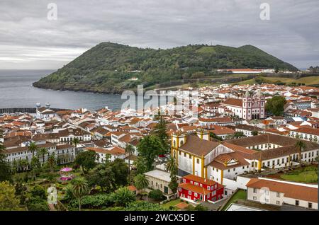 Portugal, archipel des Açores, île de Terceira, Angra do Heroismo, vue plongeante sur le centre historique et ses bâtiments blancs aux toits de tuiles avec Monte Brasil abritant le port Banque D'Images