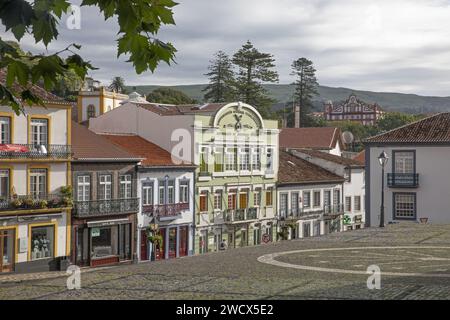 Portugal, archipel des Açores, île de Terceira, Angra do Heroismo, Rua da se, maisons coloniales aux façades colorées sur la rue principale du centre historique depuis l'esplanade de la cathédrale Banque D'Images