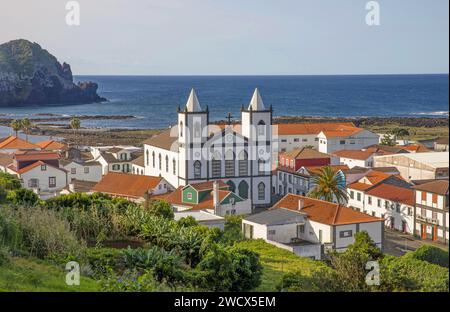 Portugal, archipel des Açores, île de Pico, Lajes de Pico, vue plongeante sur ce village à l'architecture coloniale face à l'océan et son église Santissima Trindade Banque D'Images