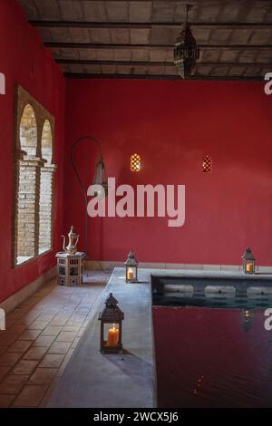 Espagne, Andalousie, Moron de la Frontera, Hacienda las Alcabalas, intérieur d'un bain arabe aux murs rouges éclairés par des lanternes marocaines Banque D'Images