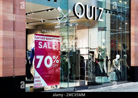 Soldes de janvier 70% de réduction sur le panneau rouge de remise sur la vitrine de la boutique Quiz à Exeter UK Banque D'Images