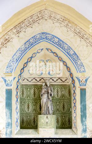 France, Meurthe et Moselle, Bouxières aux Chènes, hameau d'Ecuelle, chapelle Saint Etienne construite au 15e siècle, détruite pendant la première Guerre mondiale à l'exception du chœur, reconstruit en 1924, statue de notre-Dame d'Ecuelle, la Vierge tenant l'enfant dans le chœur Banque D'Images