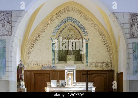 France, Meurthe et Moselle, Bouxières aux Chènes, hameau d'Ecuelle, chapelle Saint Etienne construite au 15e siècle, détruite pendant la première Guerre mondiale à l'exception du chœur, reconstruit en 1924, statue de notre-Dame d'Ecuelle, la Vierge tenant l'enfant dans le chœur Banque D'Images