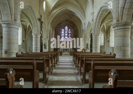 France, Meuse, Vigneulles les Hattonchatel, collégiale Saint Maur construite entre le 15e et le 16e siècle en style gothique, vitrail du chœur réalisé par le maître verrier Nancy Jaques Gruber dans les années 1920, nef et chœur Banque D'Images