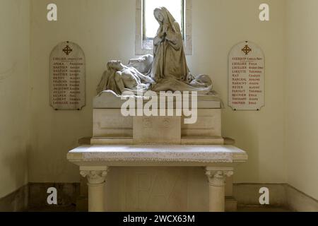 France, Meurthe et Moselle, Abaucourt sur Seille, église de la Nativité de la Vierge reconstruite entre 1920 et 1925 après sa destruction pendant la première Guerre mondiale, vierge de tristesse regardant le cadavre de Jésus dans la salle commémorative et des plaques portant les noms des hommes d'Abaucourt morts pendant la première Guerre mondiale Banque D'Images