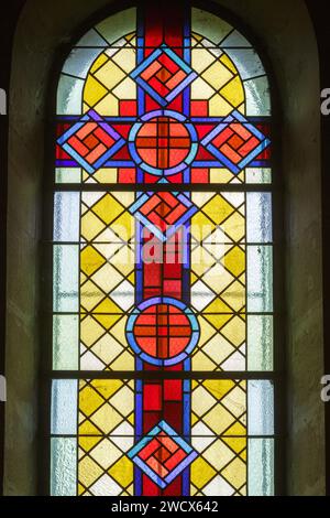 France, Meurthe et Moselle, Abaucourt sur Seille, église de la Nativité de la Vierge reconstruite entre 1920 et 1925 après sa destruction pendant la première Guerre mondiale, vitrail représentant la Croix Banque D'Images