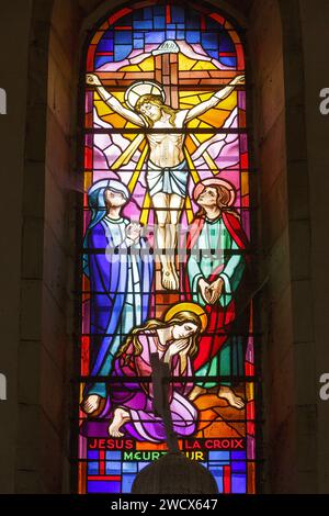 France, Meurthe et Moselle, Abaucourt sur Seille, église de la Nativité de la Vierge reconstruite entre 1920 et 1925 après sa destruction pendant la première Guerre mondiale, vitrail représentant la Crucifixion de Jésus Banque D'Images