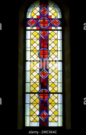 France, Meurthe et Moselle, Abaucourt sur Seille, église de la Nativité de la Vierge reconstruite entre 1920 et 1925 après sa destruction pendant la première Guerre mondiale, vitrail représentant la Croix Banque D'Images