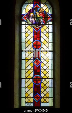 France, Meurthe et Moselle, Abaucourt sur Seille, église de la Nativité de la Vierge reconstruite entre 1920 et 1925 après sa destruction pendant la première Guerre mondiale, vitrail représentant la naissance de la Vierge Marie Banque D'Images