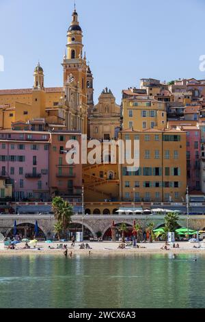 France, Alpes Maritimes, Menton, vieille ville, basilique Saint Michel Archange, plage des Sablettes Banque D'Images