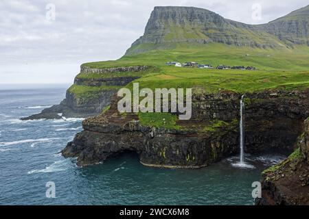 Danemark, îles Féroé, île de Vagar, Gasadalur, cascade de Mulafossur Banque D'Images