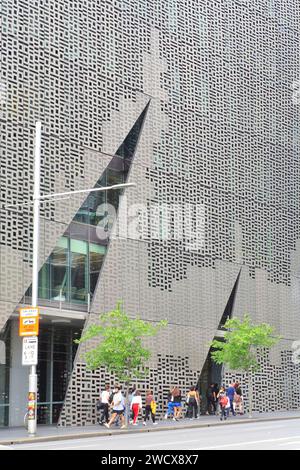 Australie, Nouvelle-Galles du Sud, Sydney, Broadway, UTS (University of Technology) Broadway Building, Faculty of Engineering and IT Building (Building 11) par le cabinet d'architectes Denton Corker Marshall, piétons marchant le long du bâtiment Banque D'Images