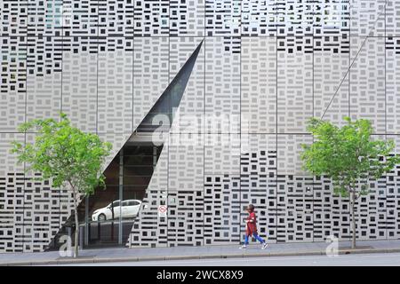 Australie, Nouvelle-Galles du Sud, Sydney, Broadway, UTS (University of Technology) Broadway Building, Faculty of Engineering and IT Building (Building 11) par le cabinet d'architectes Denton Corker Marshall, marche piétonne le long du bâtiment Banque D'Images