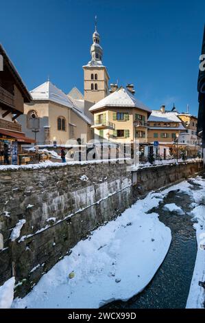 France, haute Savoie, Megève, le torrent Planay traverse le village au pied de l'église Saint Jean Baptiste Banque D'Images