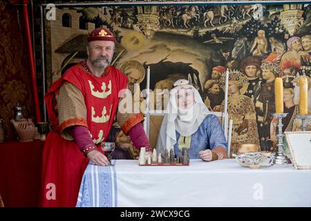 30 avril 2023. Château de Hedingham, Suffolk, Angleterre. Interprétation du roi Arthur et de la reine Guinevere dans la tente du pavillon du roi. Les ré-acteurs se réunissent pour raconter l'histoire du roi Arthur et d'Excalibur et célébrer tout ce qui est arthurien au château d'Hedingham. Banque D'Images