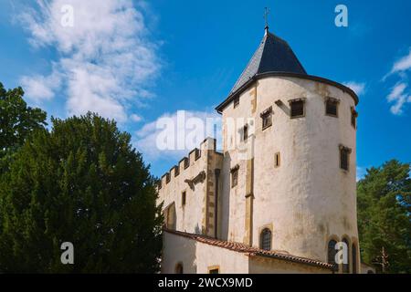 France, Moselle, Scy Chazelles, l'église fortifiée Saint Quentin construite au 12e siècle par les pères de l'abbaye de Gorze abrite le tombeau de Robert Schuman Banque D'Images