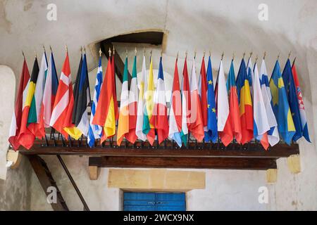 France, Moselle, Scy Chazelles, l'église fortifiée Saint Quentin du 12e siècle à Chazelles, l'intérieur de la chapelle avec l'intérieur de la chapelle avec tous les drapeaux des pays de l'Union européenne Banque D'Images