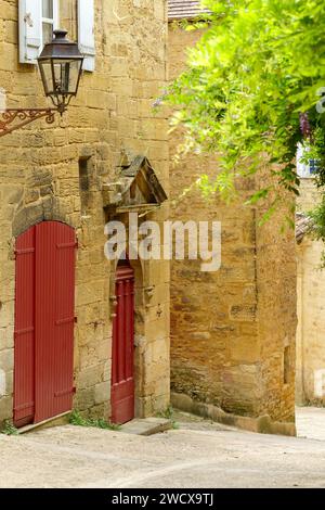 France, Dordogne, Périgord Noir, Vallée de la Dordogne, Sarlat la Caneda, façade d'une maison traditionnelle dans le centre historique classé au patrimoine mondial de l'UNESCO Banque D'Images