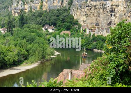 France, Dordogne, Périgord Noir, Vallée de la Dordogne, la Roque Gageac labellisé les plus Beaux villages de France (un des plus beaux villages de France), bateau plat traditionnel appelé Gabare sur la rivière Dordogne et une partie du village Banque D'Images