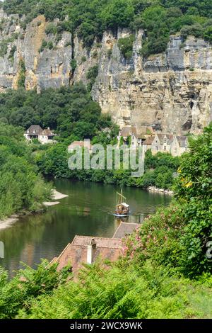 France, Dordogne, Périgord Noir, Vallée de la Dordogne, la Roque Gageac labellisé les plus Beaux villages de France (un des plus beaux villages de France), bateau plat traditionnel appelé Gabare sur la rivière Dordogne et une partie du village Banque D'Images