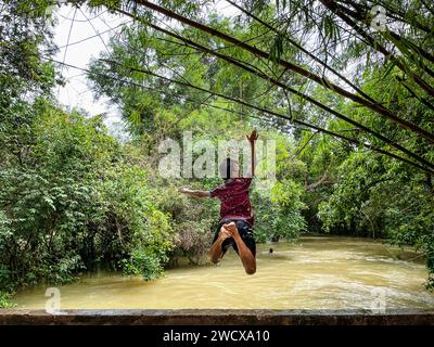 Cambodge, Kampong Phluk, plongeant dans la rivière enragée Banque D'Images