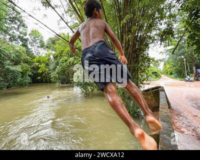 Cambodge, Kampong Phluk, plongeant dans la rivière enragée Banque D'Images