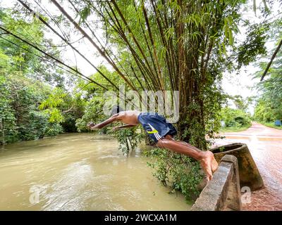 Cambodge, Kampong Phluk, plongeant dans la rivière enragée Banque D'Images